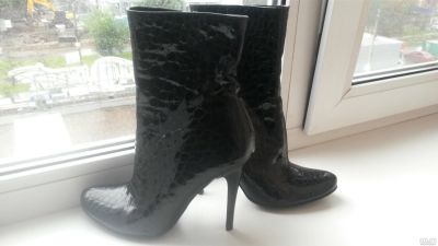 Лот: 16351111. Фото: 1. Полусапожки натуральный лак, кожа... Ботильоны, полусапожки