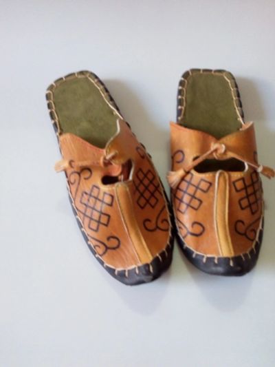 Лот: 12135428. Фото: 1. Монгольские тапочки из натуральной... Домашняя обувь