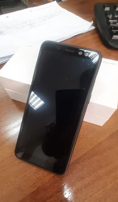 Лот: 16319825. Фото: 1. Samsung Galaxy A8 2018 (черный... Смартфоны