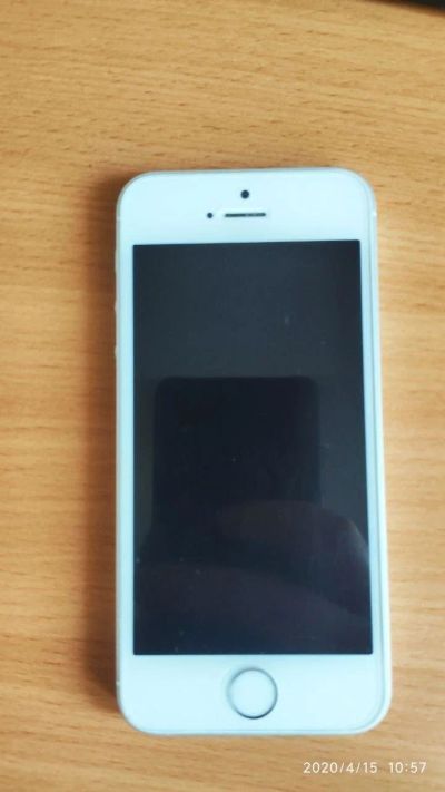 Лот: 15839815. Фото: 1. iPhone se 32 GB Silver РСТ. Смартфоны