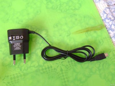 Лот: 17345583. Фото: 1. Зарядное устройство с микро USB... Зарядные устройства, блоки питания, адаптеры сетевые для смартфонов