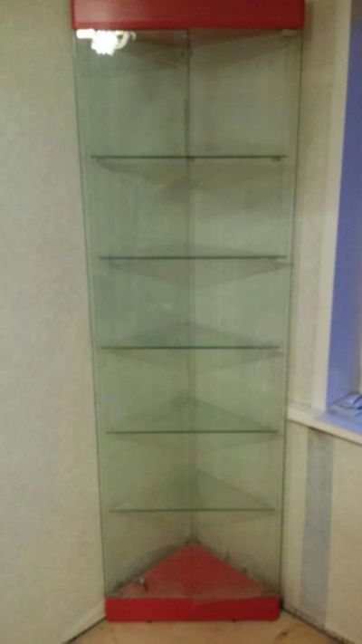 Лот: 7184652. Фото: 1. угловой стеклянный шкаф. Полки, стеллажи, этажерки
