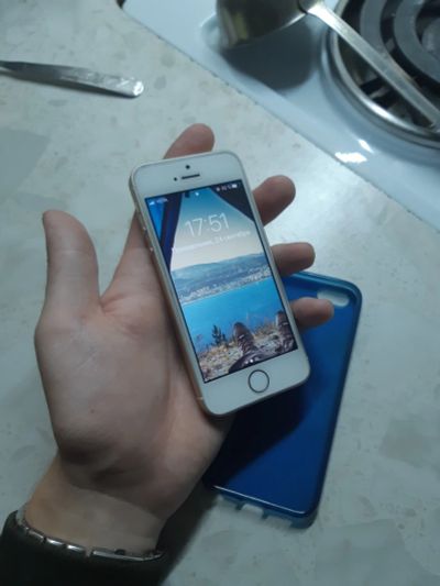 Лот: 12158982. Фото: 1. Продам iPhone SE Gold 32gb Срочно... Смартфоны