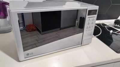 Лот: 17064205. Фото: 1. Микроволновка LG. Микроволновки, мини-печи