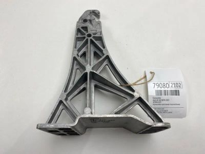 Лот: 21234596. Фото: 1. Кронштейн Audi A8 2003 4E0864283... Двигатель и элементы двигателя