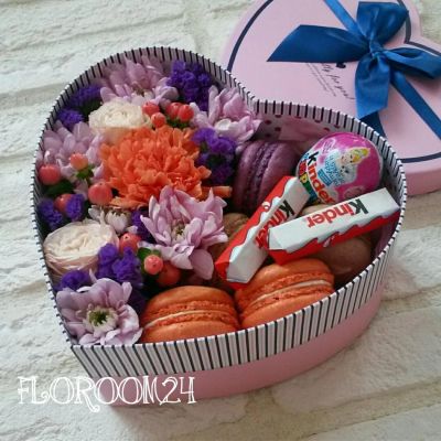 Лот: 7636221. Фото: 1. Цветочная коробочка с макаронс... Свежие цветы