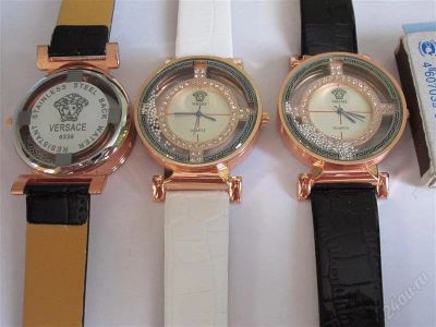 Лот: 1596494. Фото: 1. Часы Versace. Под золото, с фианитами... Подарки на Новый год