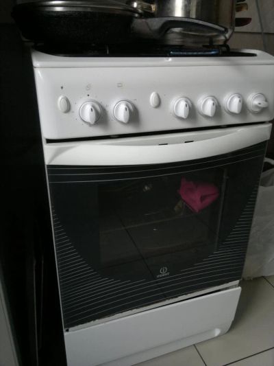 Лот: 4597274. Фото: 1. Плита газовая Indesit. Плиты, духовые шкафы, варочные поверхности