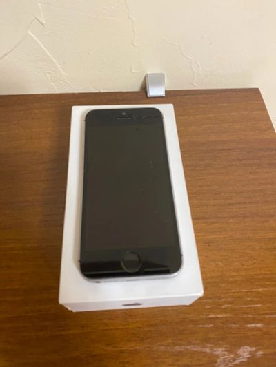 Лот: 16009025. Фото: 1. IPhone SE 32gb. Смартфоны