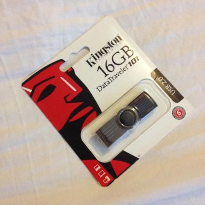Лот: 6466007. Фото: 1. Новая в упаковке 16 гигабайт флэшка... USB-флеш карты