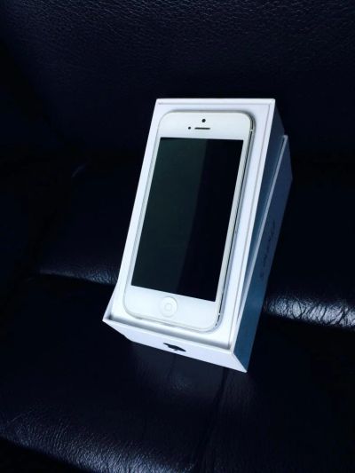 Лот: 6243483. Фото: 1. iPhone 5 16gb white. Смартфоны