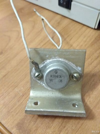 Лот: 17240889. Фото: 1. Транзистор КТ840А на радиаторе. Транзисторы
