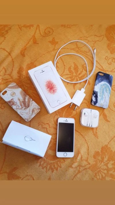 Лот: 16259910. Фото: 1. iPhone SE. Смартфоны