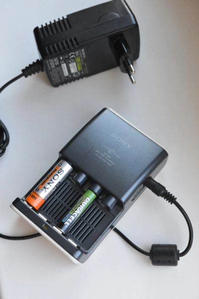 Лот: 7564646. Фото: 1. Зарядное устройство Sony Cycleenergy... Зарядные устройства, блоки питания для бытовой техники