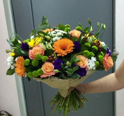 Лот: 6704709. Фото: 1. Фирменный букет от Радуги Цветов... Свежие цветы