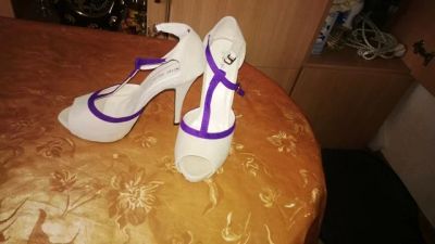 Лот: 4061583. Фото: 1. Босоножки бежевые ,с фиолетовой... Босоножки