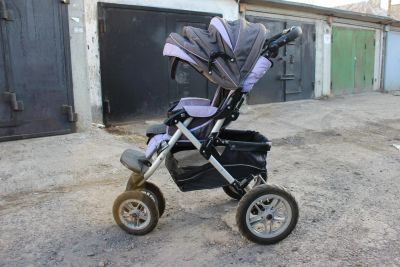 Лот: 7501110. Фото: 1. Трехколесная прогулочная коляска... Коляски