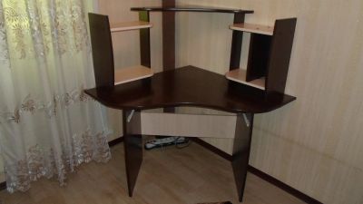 Лот: 3028319. Фото: 1. Продам компьютерный стол в хорошем... Компьютерные и письменные столы