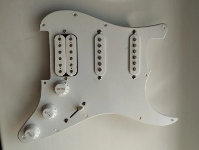 Лот: 20739884. Фото: 1. Пикгард со звукоснимателями Squier... Гитары