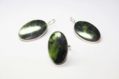 Лот: 7985226. Фото: 1. Гарнитур серпентин (змеевик). Комплекты изделий