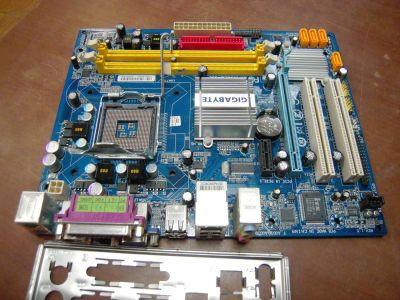 Лот: 6275269. Фото: 1. Плата материнская 775 mATX Gigabyte... Материнские платы