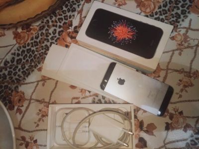 Лот: 15811321. Фото: 1. iPhone SE. Смартфоны