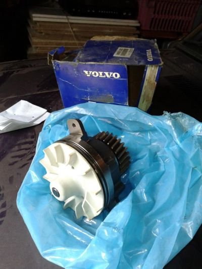 Лот: 7652816. Фото: 1. Помпа водяной насос volvo fh12... Двигатель и элементы двигателя