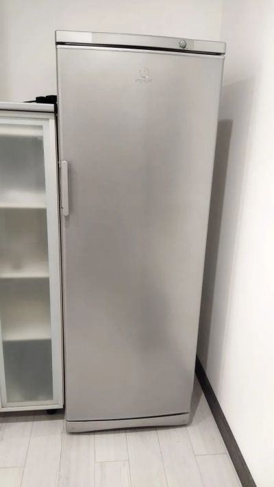 Лот: 24643972. Фото: 1. Морозильная камера Indesit. Холодильники, морозильные камеры