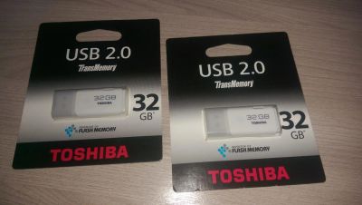 Лот: 5562332. Фото: 1. Флешка 32 Гб Toshiba Белый. USB-флеш карты