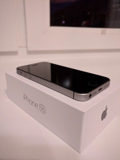 Лот: 15098435. Фото: 1. IPhone SE. Смартфоны