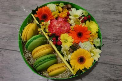 Лот: 7148337. Фото: 1. FlowerBox с макарунами (Гербера... Свежие цветы