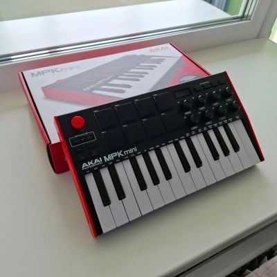 Лот: 25661909. Фото: 1. Midi-клавиатура Akai MPK Mini... Другое (музыкальные инструменты и оборудование)