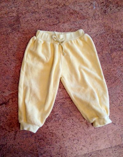 Лот: 7379712. Фото: 1. Штанишки жёлтые велюр, р.80. Брюки, шорты, джинсы