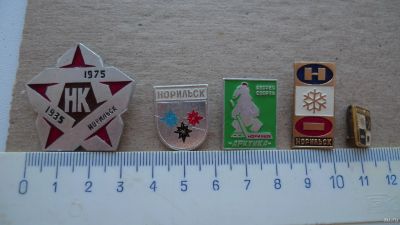 Лот: 15330504. Фото: 1. Нагрудные знаки Норильск №90 значок... Сувенирные