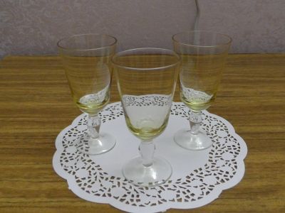 Лот: 24673814. Фото: 1. Рюмки на ножке, лимонное жёлтое... Рюмки, стопки
