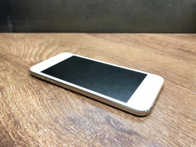 Лот: 15207372. Фото: 1. Apple iPod Touch 6 16 ГБ (золото... Плееры