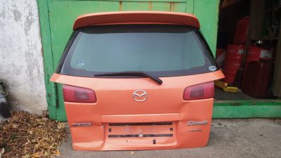Лот: 24339835. Фото: 1. Дверь багажника Mazda Demio DY5W. Кузов