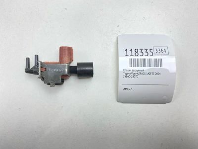 Лот: 25642077. Фото: 1. Клапан вакуумный Toyota Voxy 2004... Двигатель и элементы двигателя