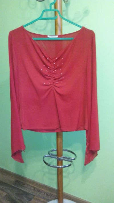 Лот: 8842276. Фото: 1. Красная блузка со стразиками по... Блузы, рубашки