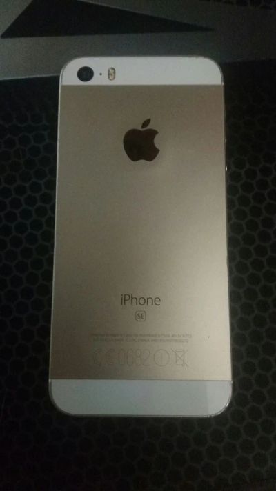 Лот: 12273032. Фото: 1. iPhone SE Gold 16 gb. Чехлы, бамперы