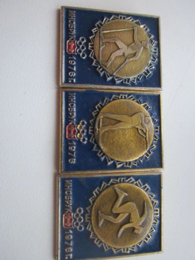 Лот: 10318505. Фото: 1. три знака олимпиада инсбуг-1976г. Сувенирные
