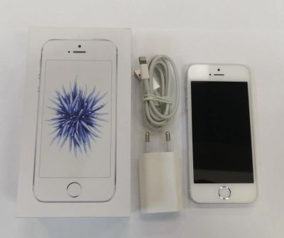 Лот: 17167599. Фото: 1. Apple iPhone SE 32Gb Silver 356613086666500. Смартфоны
