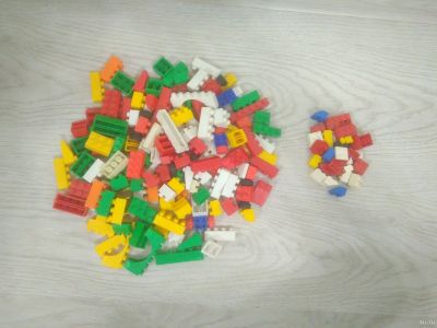 Лот: 14329567. Фото: 1. Конструктор детский + горстка... Конструкторы