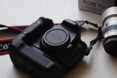 Лот: 11413978. Фото: 1. Canon 7D video edition + батарейный... Цифровые зеркальные