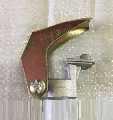 Лот: 8111833. Фото: 1. Рычаг газа с кронштейном в сборе... Запчасти