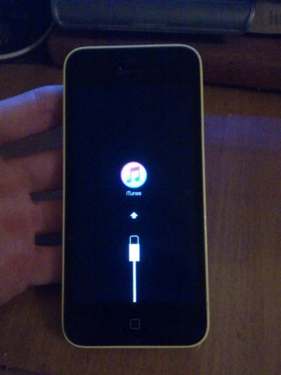 Лот: 6874597. Фото: 1. Iphone 5c повис на шнурке. Смартфоны