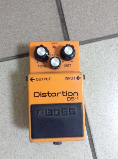 Лот: 7650172. Фото: 1. Boss Distortion DS-1. Гитарные эффекты и комбоусилители