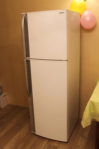 Лот: 3779423. Фото: 1. Холодильник SHARP б/у 2007г. продам. Холодильники, морозильные камеры