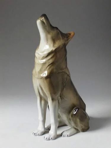 Лот: 7044423. Фото: 1. Скульптура "Волк сидящий" фарфор... Фигурки, статуэтки