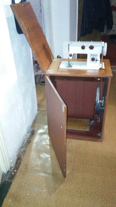 Лот: 7954256. Фото: 1. Швейная машинка-белошвейка. Швейная, вязальная